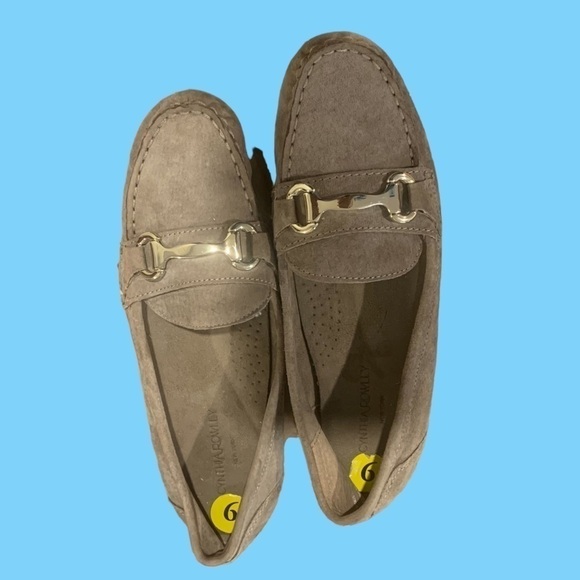 Cynthia Rowley Tan Suede Driving Shoes - Picture 3 of 11